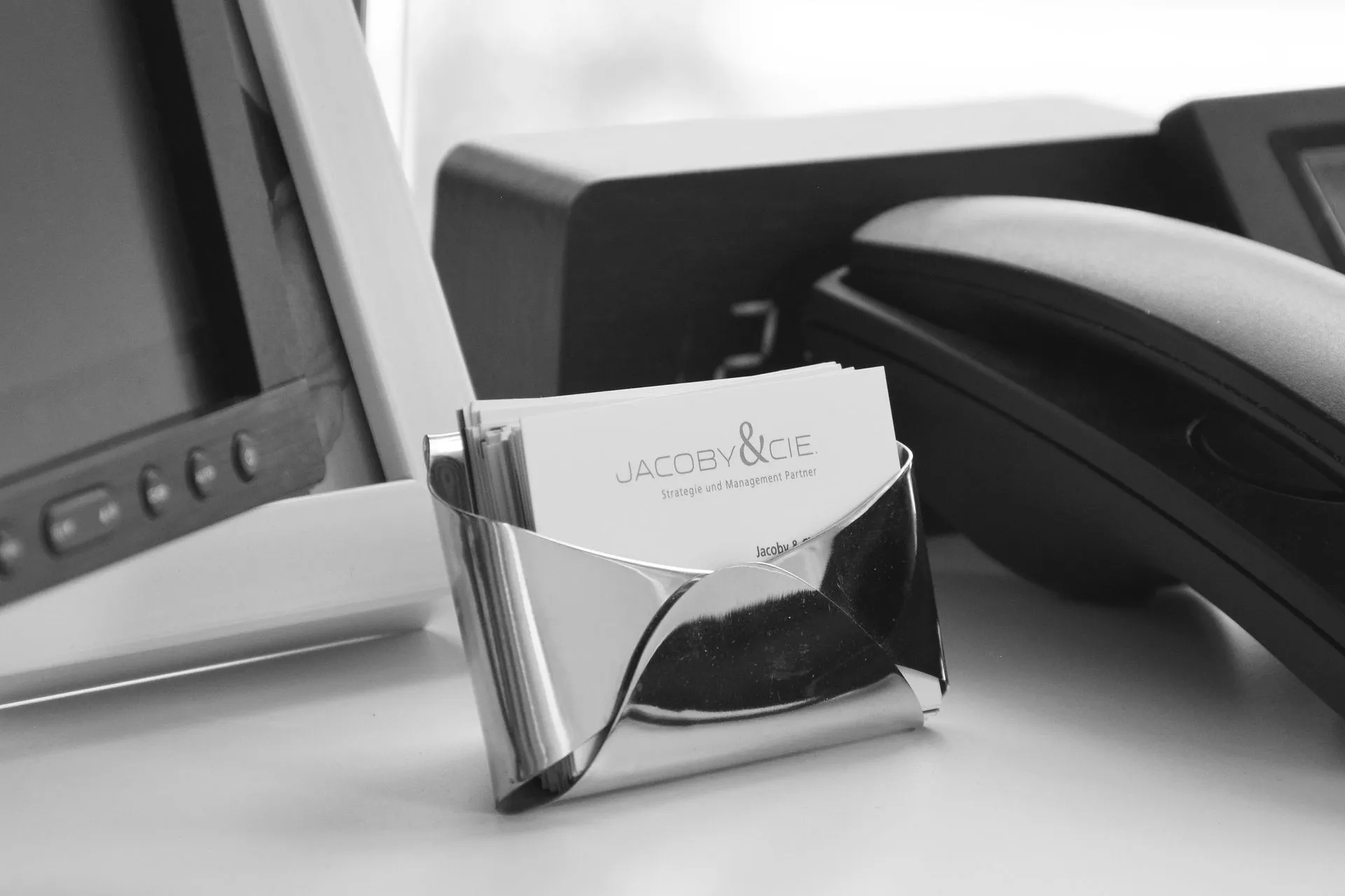 Visitenkarten auf einem Schreibtisch