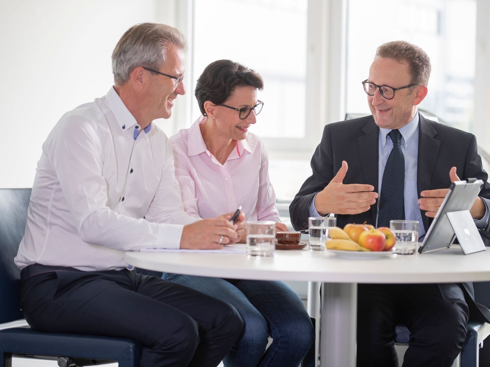 Ralph Jacoby im Gespräch an einem Tisch sitzend