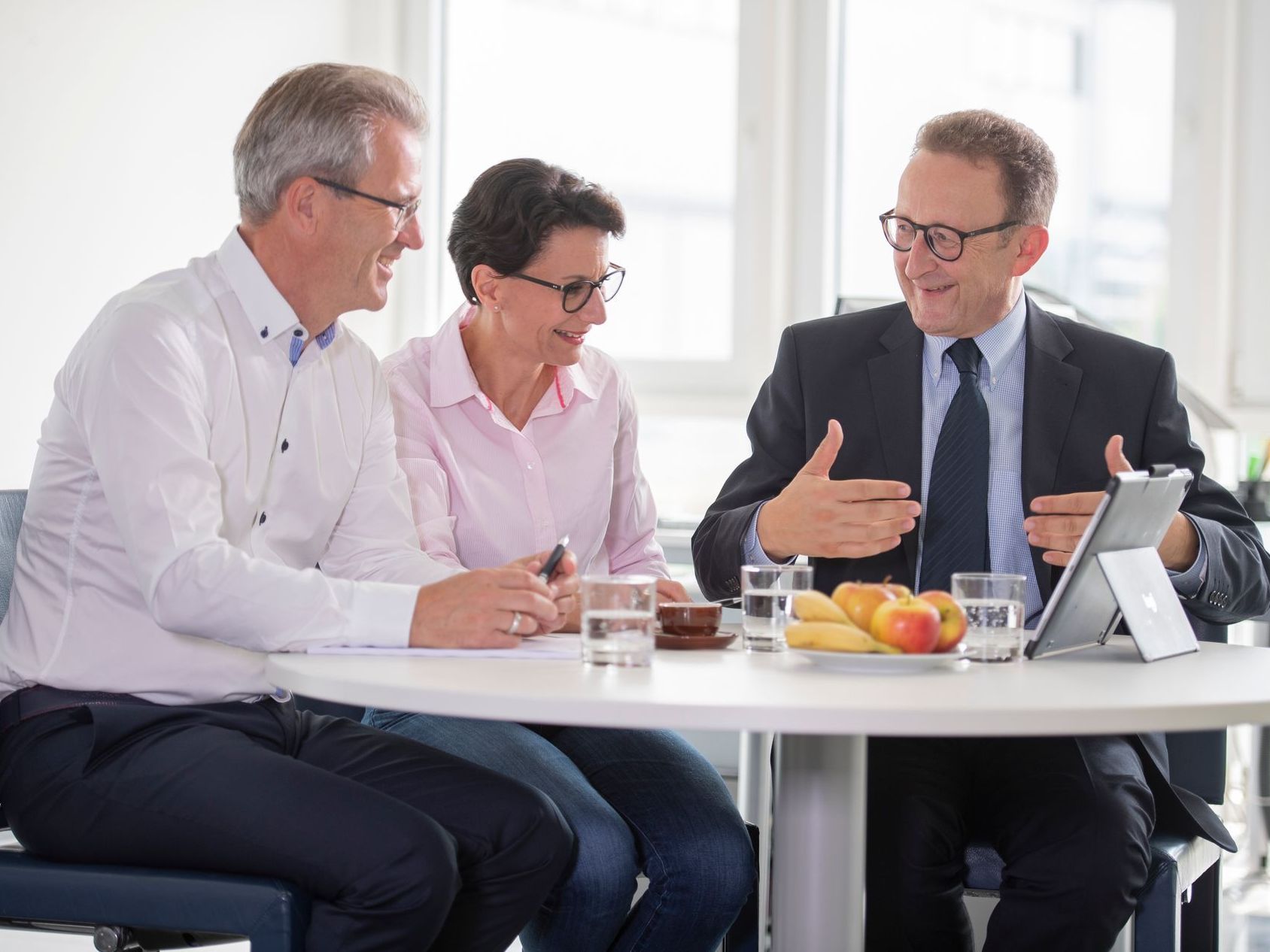 Ralph Jacoby im Gespräch an einem Tisch sitzend